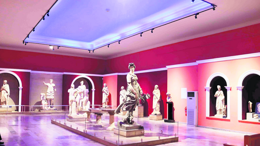 Antalya Arkeoloji Müzesi’nde özellikle Perge’den çıkan değerli eserlerin nasıl korunacağı belli değil.