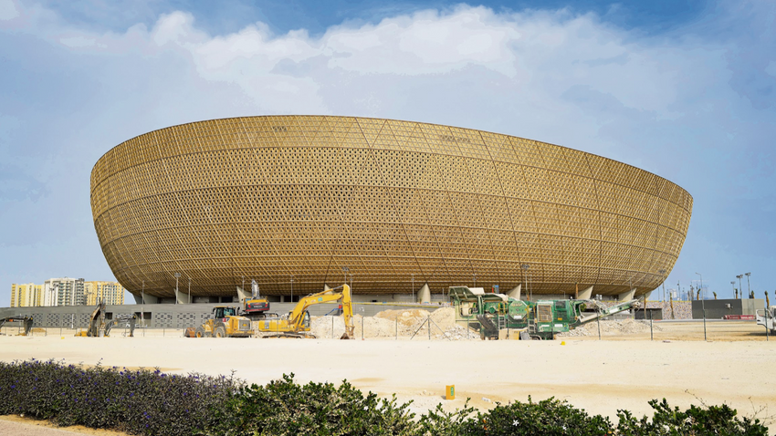 2022 FIFA Dünya Kupası öncesi stadyum inşaatlarında Katar’da binlerce göçmen işçi hayatını kaybetti.