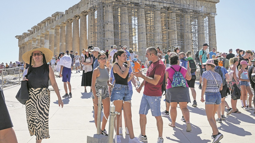Turizm, Yunanistan’ın gelirleri içinde halen önemli bir yer tutuyor. Ülkeye geri dönen Yunanların önemli gerekçelerinden biri de memleket hasreti. (Fotoğraf: Getty Images)