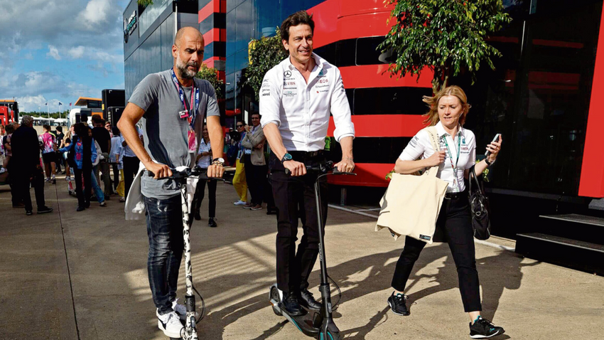 Manchester City Teknik Direktörü Pep Guardiola ve Mercedes F1 takımı patronu Toto Wolff, İngiltere Grand Prix’sinde. (Fotoğraf: GettyImages)