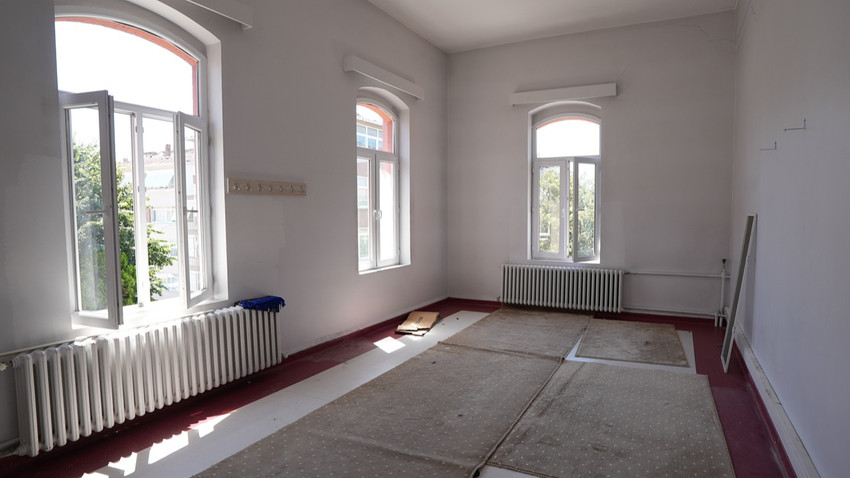 Üsküdar Belediyesi, önceki dönemde Ensar Vakfı’na bedelsiz tahsis edilen binayı teslim aldı