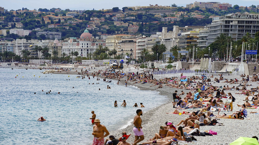 Fransa’nın tatil beldesinde üstü çıplak gezenlere 150 euro ceza