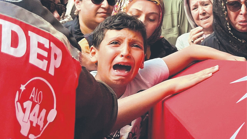 Batuhan’ın çok sevdiği kahraman babasının tabutuna sarılıp ağlaması hepimizi kahretti.