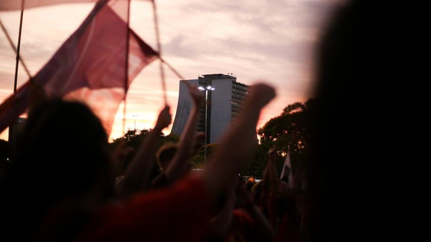 Brezilya'da 'tarife' protestosu: Trump ve Bolsonaro'nun kuklaları yakıldı