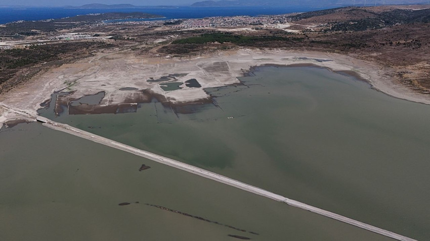 Çeşme'de baraj kurudu: Eski otoyolu ortaya çıktı