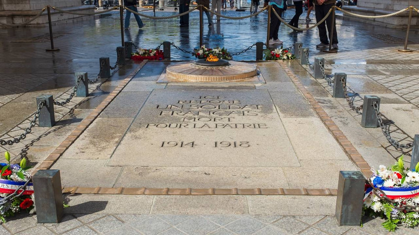 Paris’te savaş anıtının aleviyle sigara yakan adam tutuklandı