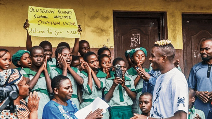 Osimhen, yetiştiği Olusosun’un kahramanı. Köylüler toplanıp onun maçlarını izliyor, 29 Aralık’ta doğum gününü kutluyor. Osimhen çocukken buraya günde 10 bin ton çöp gidiyordu.