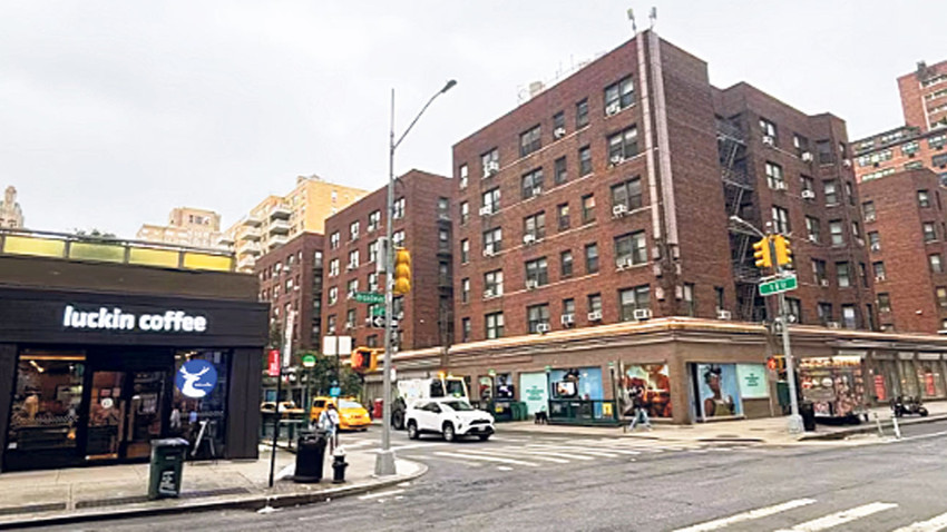 Luckin Manhattan’daki Greenwich Village’a dükkan açtı, Starbucks karşısındaki binayı kendi reklamlarıyla donattı.