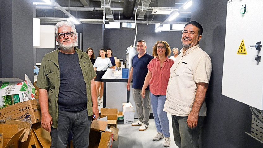 Ben sadece Prof. Cenk Yaltırak ile konuştum ama MATAM’da o hummalı koşuşturma içinde pek çok öğretim görevlisi ve öğrenci de vardı... (Fotoğraf: Oksijen)