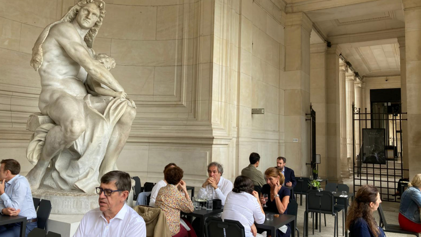 Bu yaz müzelerin açık alanlarında, öğlenleri hayli hesaplı menüler sunuluyor. Tarihi mekanlar iyice “demokratikleştiriliyor”.