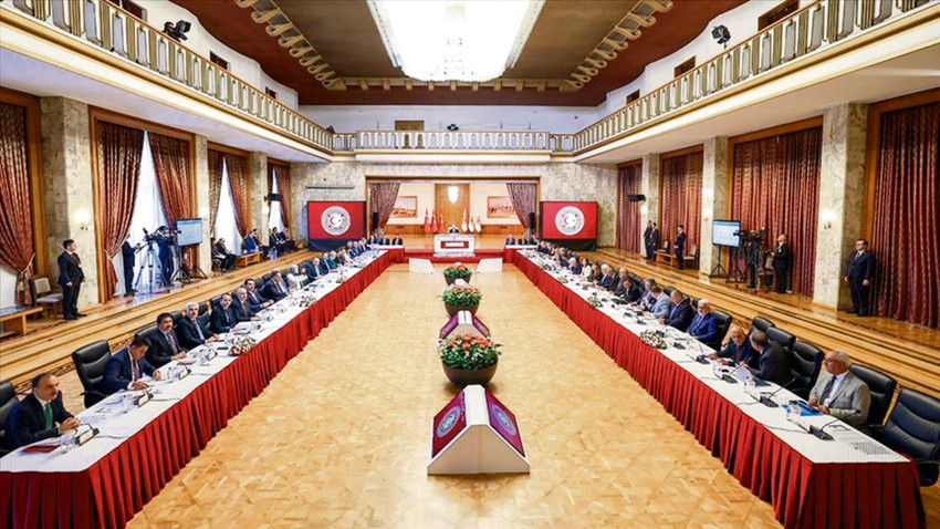 İçişleri Bakanı Ali Yerlikaya, Milli Savunma Bakanı Yaşar Güler ve MİT Başkanı İbrahim Kalın’ın sunum yaptığı komisyonun ikinci toplantısı oy birliğiyle kapalı olarak gerçekleştirildi ve tutanaklarının 10 yıl boyunca yayınlanmaması kararı alındı.