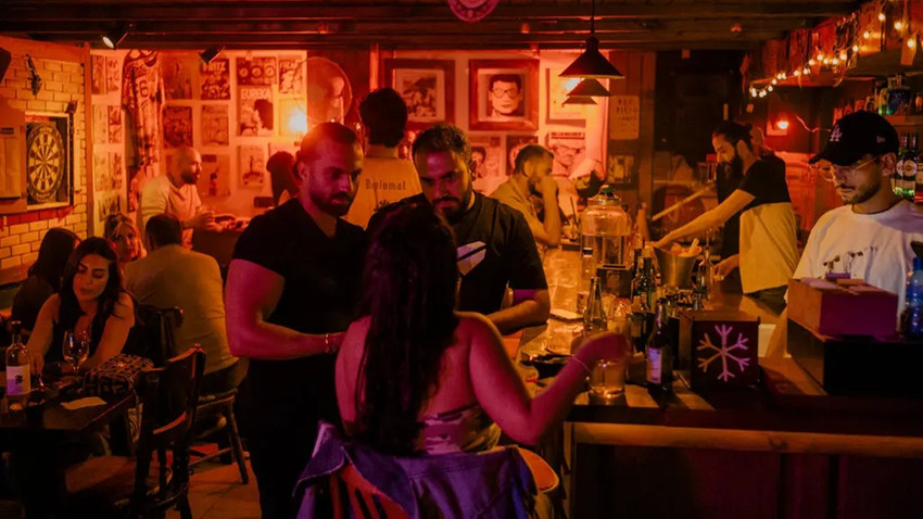 Şam’ın en eski karaoke mekanı Piano Bar’da mezuniyetini kutlayan bir grup dışında müşteri yoktu. (Fotoğraf: Nanna Heitmann/The New York Times)