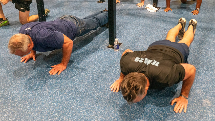 5 dakikada 100 şınav, 50 barfiks: Kennedy ve Heghseth, Trump kabinesindeki diğer bakanlara 'meydan okudu'