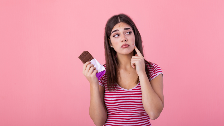 Yağlı yiyecekler akneye yol açıyor mu? Uzmanlara göre asıl suçlu hormonlar ve genetik