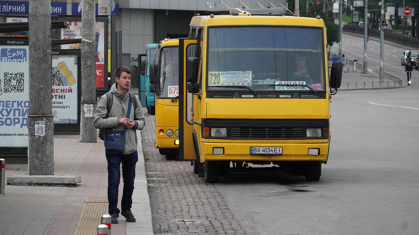 Ukrayna'da 18-22 yaşındaki erkeklerin yurt dışı yasağı kaldırıldı