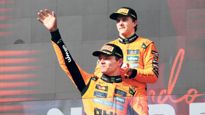 Lando Norris (önde) ve Oscar Piastri podyumun gediklisi oldu.