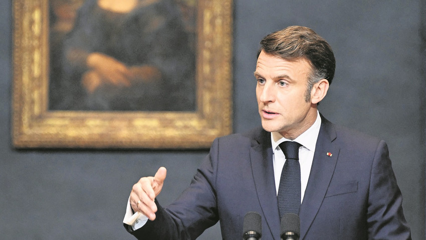 Macron, Louvre’un yenileneceğine dair açıklamasını Mona Lisa tablosunun önünde yaptı. (Fotoğraf: Getty Images)
