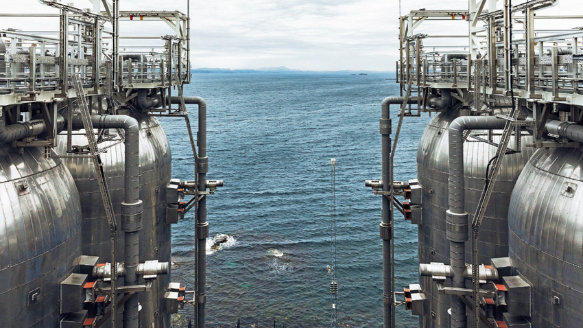 Bu tanklar bir çimento fabrikasında yakalanan binlerce ton sıvı karbondioksidi depoluyor. Northern Lights karbonu denizin dibine gömecek. (Fotoğraf: Thomas Ekström/The New York Times)