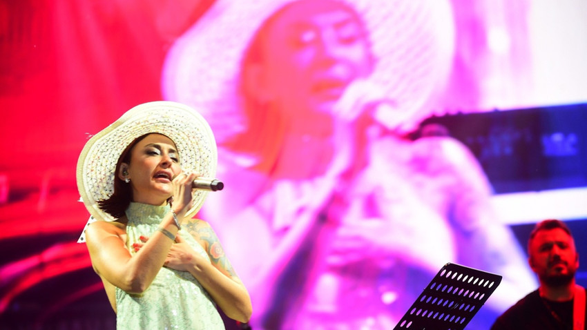 Melek Mosso'dan AK Parti'li Bostan'a 'kıyafet' yanıtı: Kastamonu'ya yine geleceğim, yine canımın istediğini giyeceğim