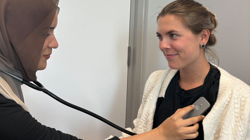 Stetoskop aracılığıyla alınan veriler buluttan yapay zekaya gönderiliyor.