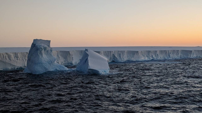 Dünyanın en büyük buzdağı parçalanıyor: Londra büyüklüğündeki kısım denize düşmek üzere