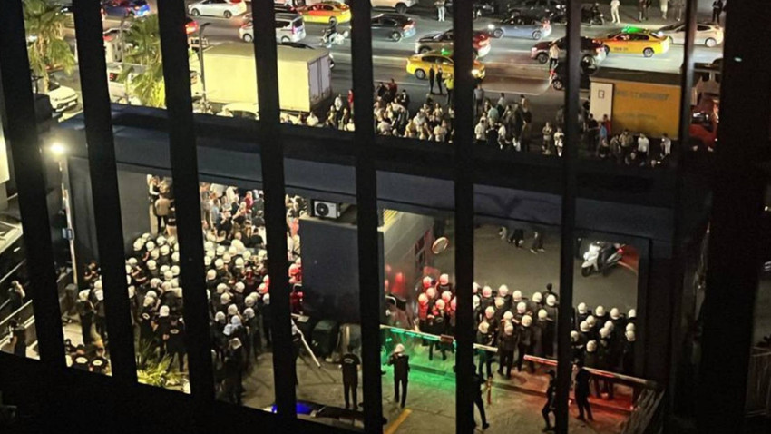 CHP çağrı yaptı, vatandaşlar akın etti: Barikatlar aşıldı, bina ve çevresi polis çemberinde