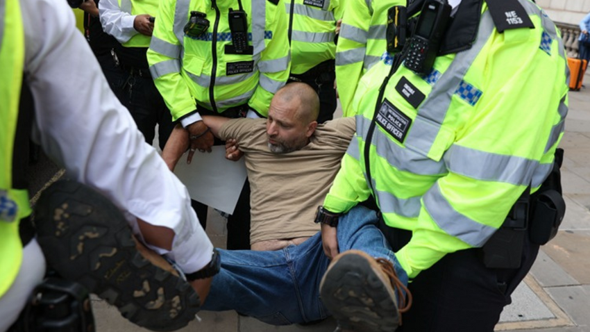 Palestine Action protestosunda 890 kişi gözaltına alındı