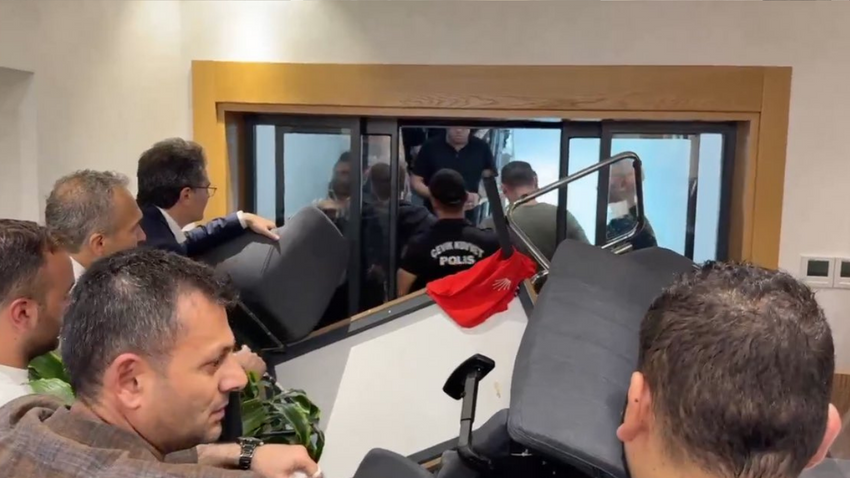 Gürsel Tekin, polisle birlikte il binasına girdi: CHP İstanbul İl Başkanlığı abluka altında