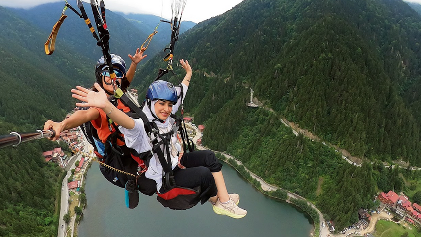 Arap turistlerin gözdesi Uzungöl’ün semaları rengarenk yamaç paraşütleriyle dolu... Benim gittiğim gün Uzungöl Outdoor’un önü atlayış için Karester Yaylası’na çıkmayı bekleyen Araplarla doluydu.