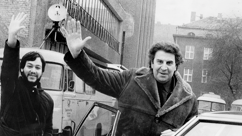 Mikis Theodorakis (sağda) ve Asteris Kutulas, 1981.