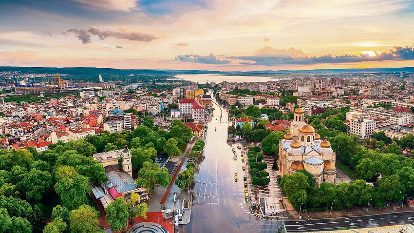 Türklerin en çok tercih ettiği yerlerden birisi de Varna. 2+1 dairelerin kirası 400 euro’dan başlıyor.