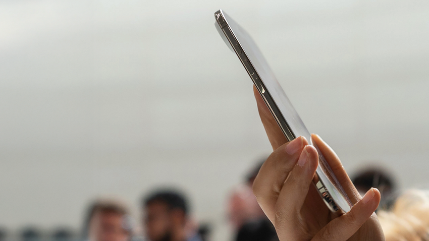 iPhone Air 165 gramlık ağırlığıyla piyasadaki en hafif iPhone modeli. (Fotoğraf: Getty Images)