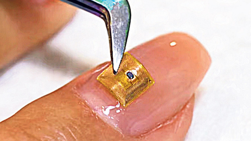 Tırnaklara yerleştirilen mikroçipler, kullanıcılar telefona dokunduklarında iletişim bilgilerini içeren bir açılır pencere bağlantısı oluşmasını sağlıyor.