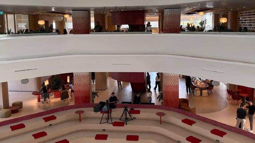 Akbank Kulesi yenilendi, 33 katın ofis donanımı okul eşyasına dönüştü