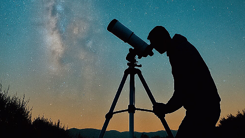 Gökyüzünde yalnız gezen yıldızların peşinde