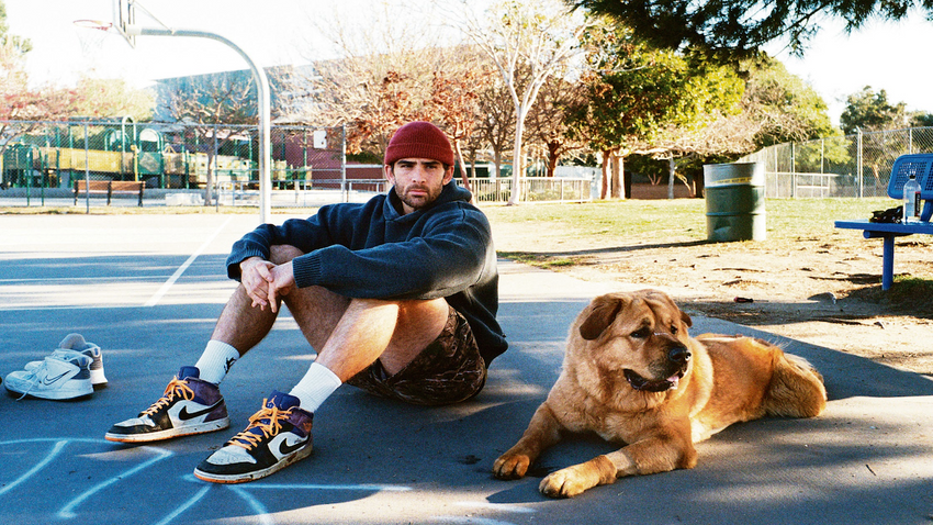 Hasan Piker ve Bernese dağ köpeği cinsi tüylü dostu Kaya. (Fotoğraf: AdalI Schell/ The New York Times)
