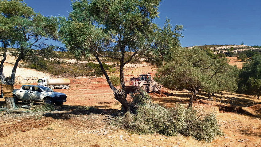 Kamyon ve söküm ekipleri 15 Eylül Pazartesi günü Akbelen'e girdi.