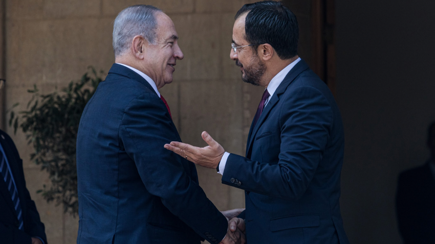 Rum lider Nikos Hristodulidis, Lefkoşa’da Cumhurbaşkanlığı Sarayı’nı ziyaret eden İsrail Başbakanı Netanyahu’yu kapıda karşılamıştı. (Fotoğraf: Getty Images)
