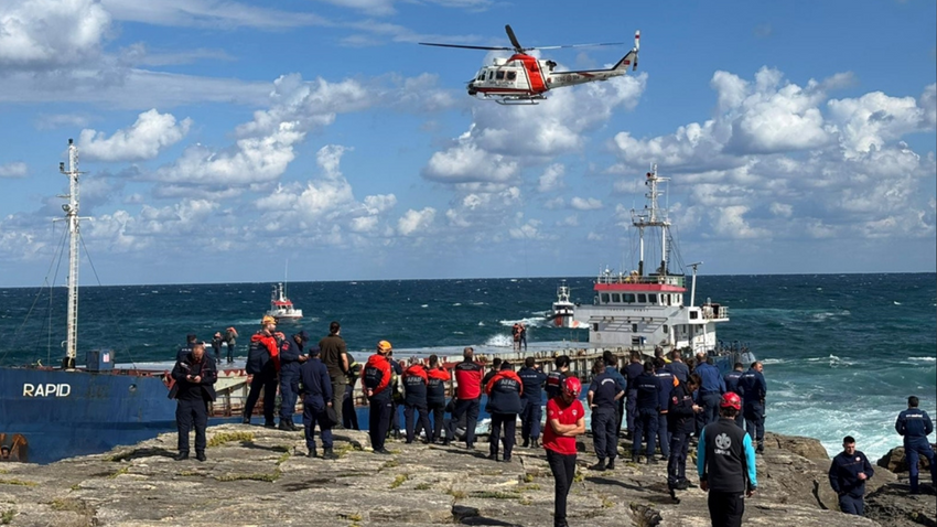 Kocaeli’de kargo gemisi kayalıklara çarptı: Mürettebat helikopterle kurtarıldı