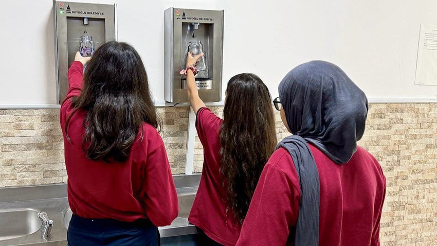 Beyoğlu Belediyesi, 2024-2025 eğitim öğretim yılı öncesi devlet okullarına su arıtma cihazları yerleştirmeye başladı.