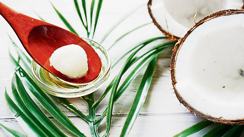 Raflarda gördüğümüz parıltılı şişeler, yalnızca cildimize değil, doğaya da etki ediyor. Tek kullanımlık plastikler, yüksek su tüketimi ve sentetik kimyasallar, kozmetiğin görünmeyen yüzünü oluşturuyor.