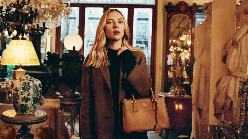 Yorgos Lanthimos, Prada için Scarlett Johansson’u farklı kimliklerle sahneye taşıyor