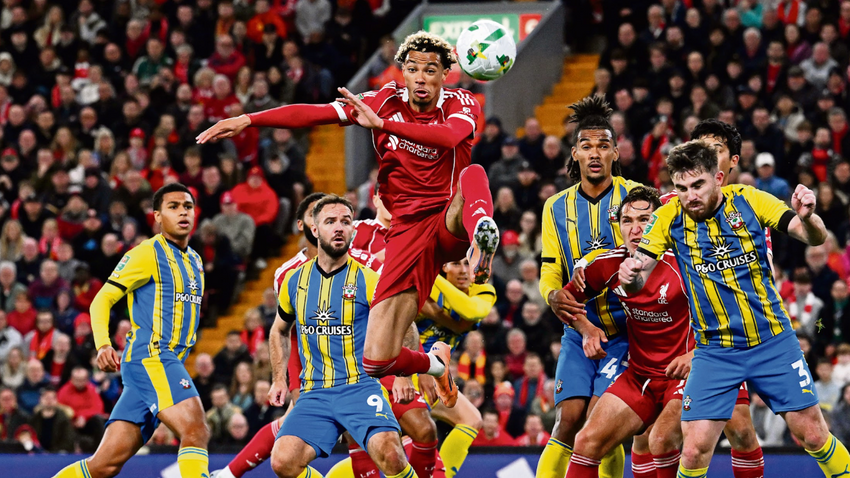 Liverpool’un yeni oyuncularından Hugo Ekitike, kupa maçında Southampton’lı rakipleri arasında… Kırmızıların geçen yılki erken şampiyonluğu, Premier Leauge izleyici sayısında düşüşe yol açtı. Futbolsever sürpriz istiyor. (Fotoğraf: Getty Images)