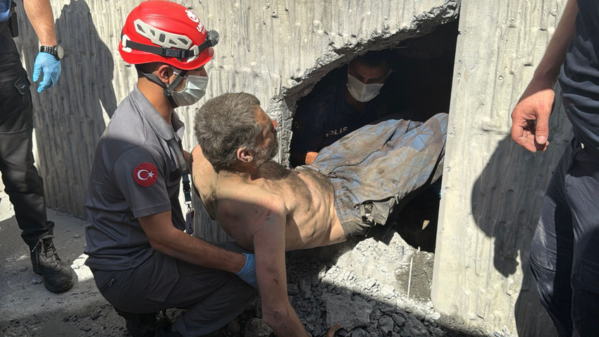 İtfaiye duvarı delip çıkardı: İstanbul'un göbeğindeki tünelde günlerce mahsur kalmış