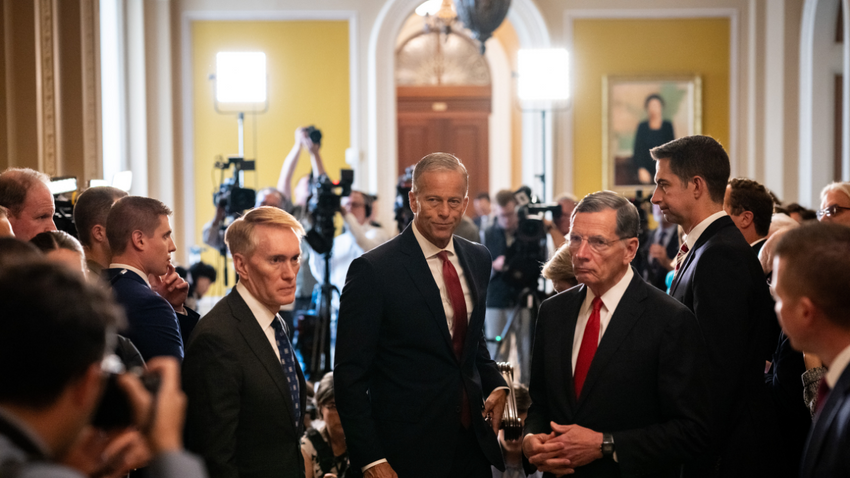 Senato Çoğunluk Lideri John Thune, 30 Eylül 2025 Salı günü Washington'daki Kongre Binası'nda hükümetin kapanması yaklaşırken Cumhuriyetçi Parti'nin politika öğle yemeğinin ardından düzenlediği basın toplantısında (Haiyun Jiang/The New York Times)