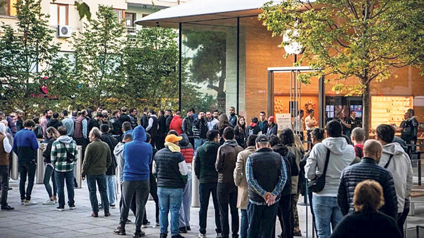 Apple’ın en pahalı telefonu Türkiye’de iki günde tükendi