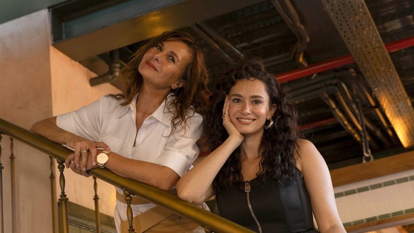 Filmde Hatice Aslan lüks restoran sahibi Nisan Hanım’a, Hande Doğandemir ise onun Paris’te aşçılık eğitimi almış kızına hayat veriyor.