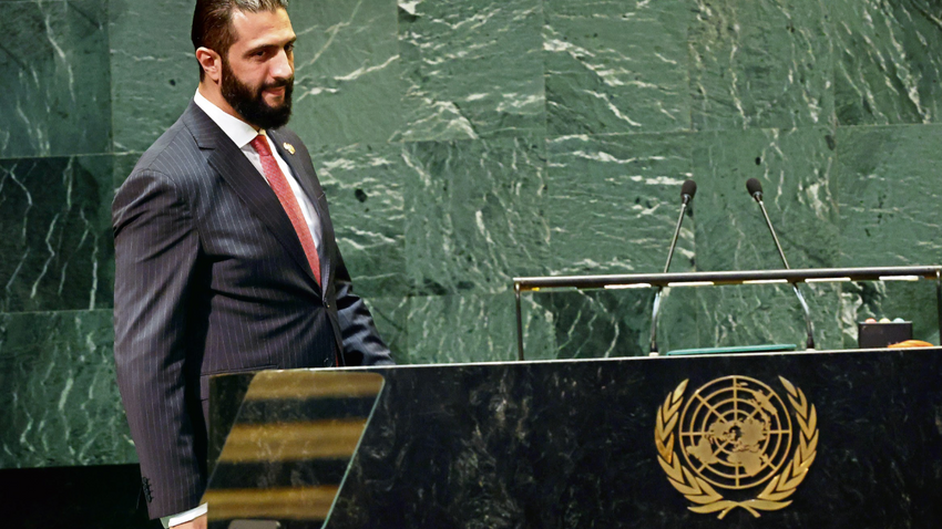 Şara’nın ilk kez Birleşmiş Milletler Genel Kurulu’nda konuşma yapmasını Şam’da meydanlarda toplanan Suriyeliler kutladı. (Fotoğraf: Getty Images)