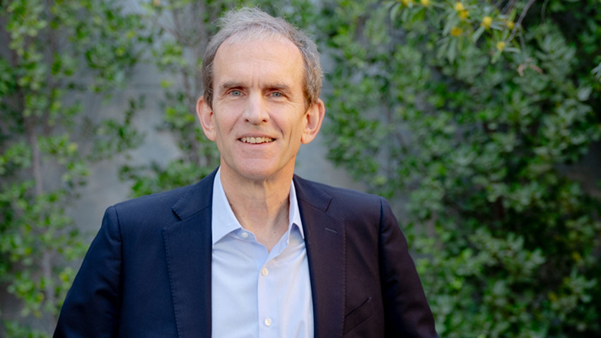 Kent Walker, Google ve Alphabet’in küresel ilişkiler başkanı ve eski baş hukuk sorumlusu. Harvard ve Stanford mezunu Walker, daha önce savcı yardımcısı olarak görev yaptı. Google’a 2006’da katıldı.