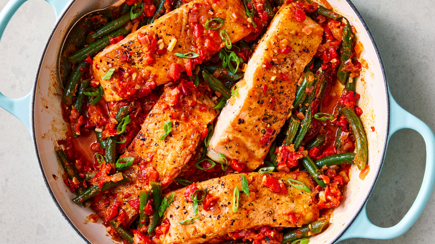 Kırmızı biber soslu somon ve yeşil fasulye